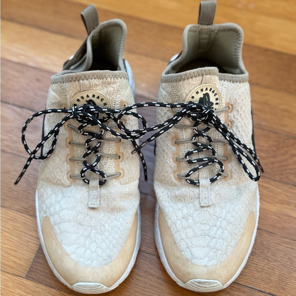 Nike Air Huarache. Woman 8.5. Tan and Black. Excellent condition